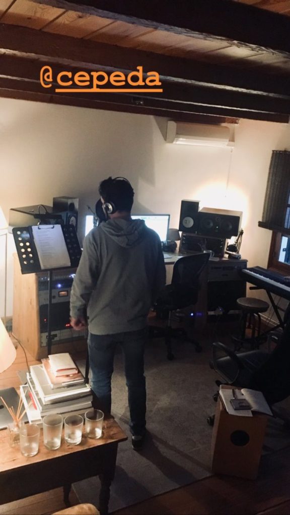 Cepeda grabando voces en el estudio de David Santisteban el 23 de marzo
