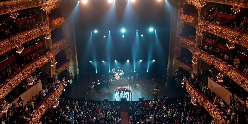 Cepeda y su banda al finalizar su concierto de la gira en el Gran Teatre del Liceu en Barcelona, el 9 de marzo de 2019